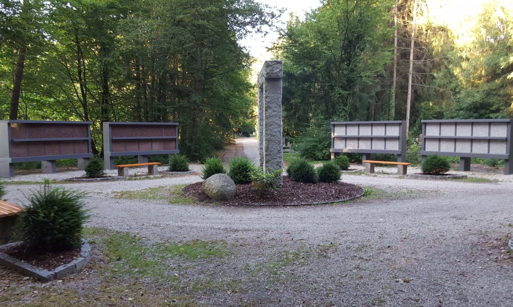 Urnenwand auf einem österreichischen Friedhof